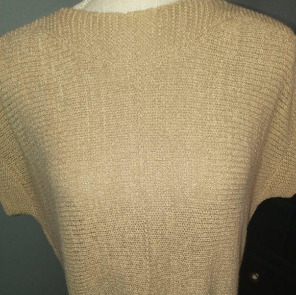 Woman's Top - Picture 2 of 6